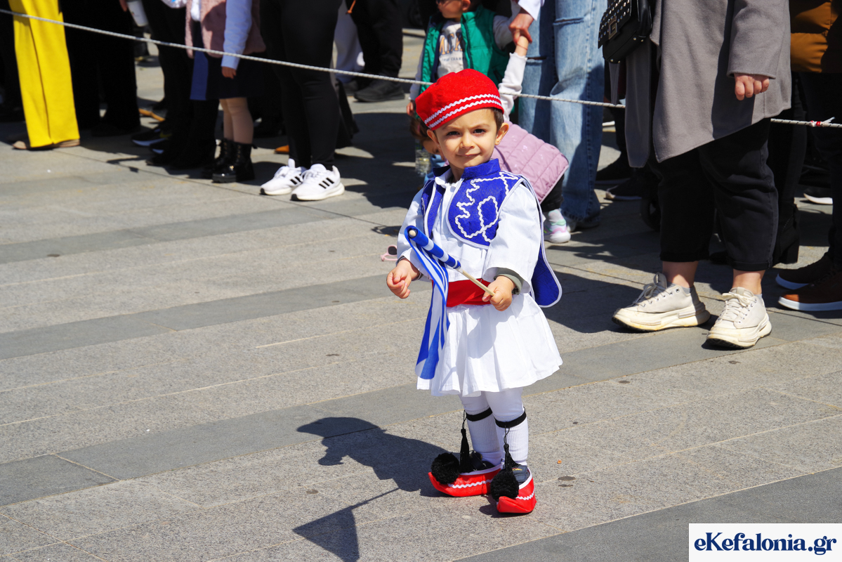Με επισημότητα και μαζική συμμετοχή ο εορτασμός της 25ης Μαρτίου στο Αργοστόλι [εικόνες +βίντεο]