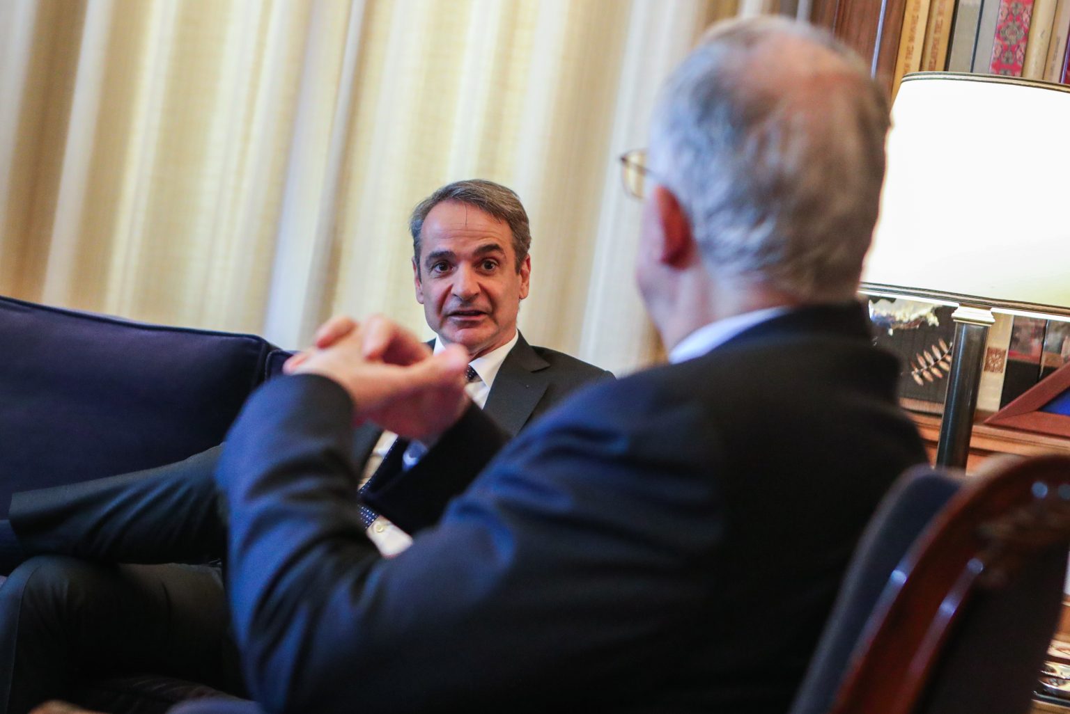 Μητσοτάκης σε Τασούλα: Πλαφόν στο περιθώριο κέρδους σε καύσιμα και σούπερ μάρκετ