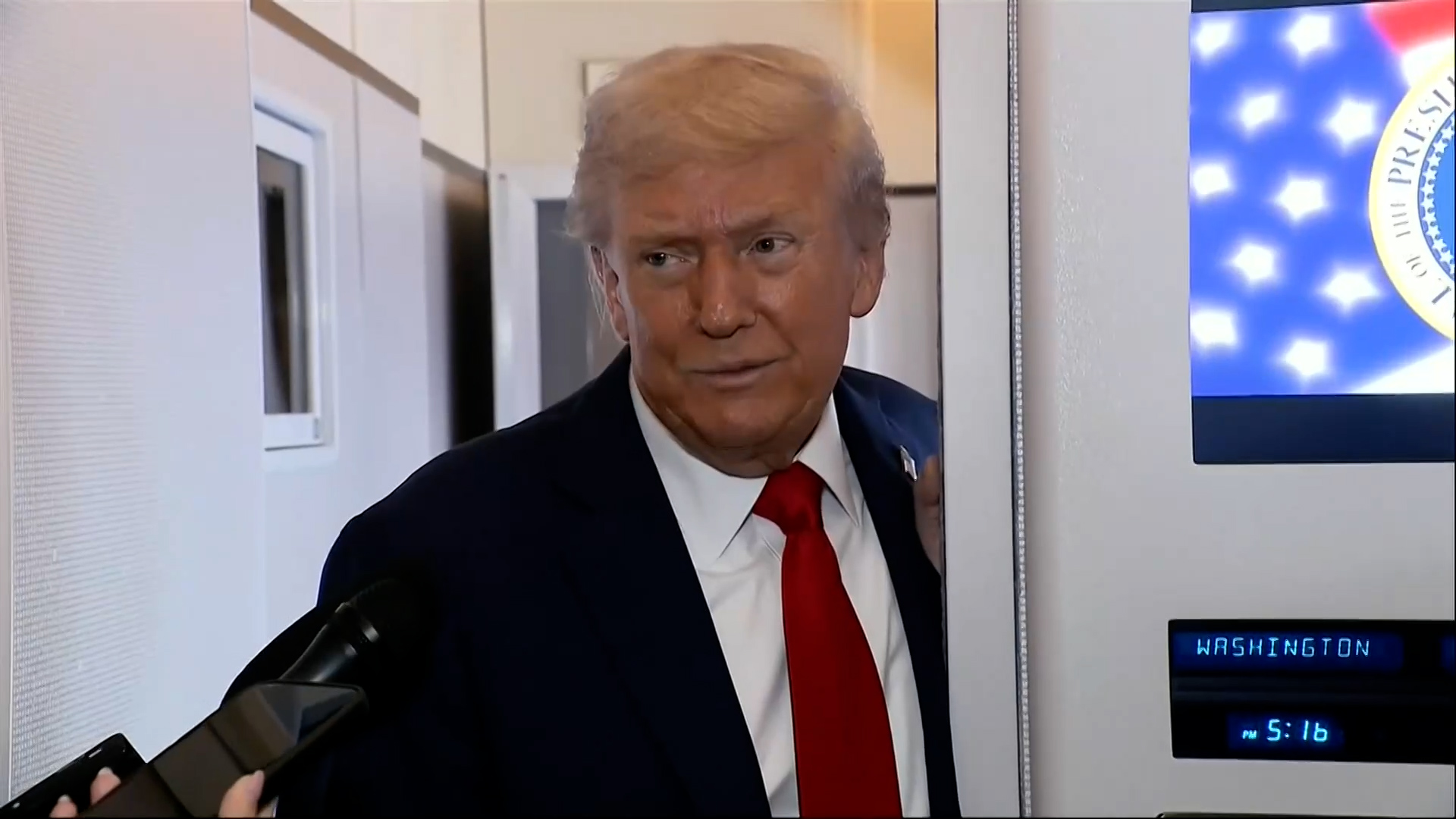 Ντόναλντ Τραμπ: «Αναρωτιέμαι τι θα γίνει αν αποσυρθούμε από τα Στενά του Ορμούζ»