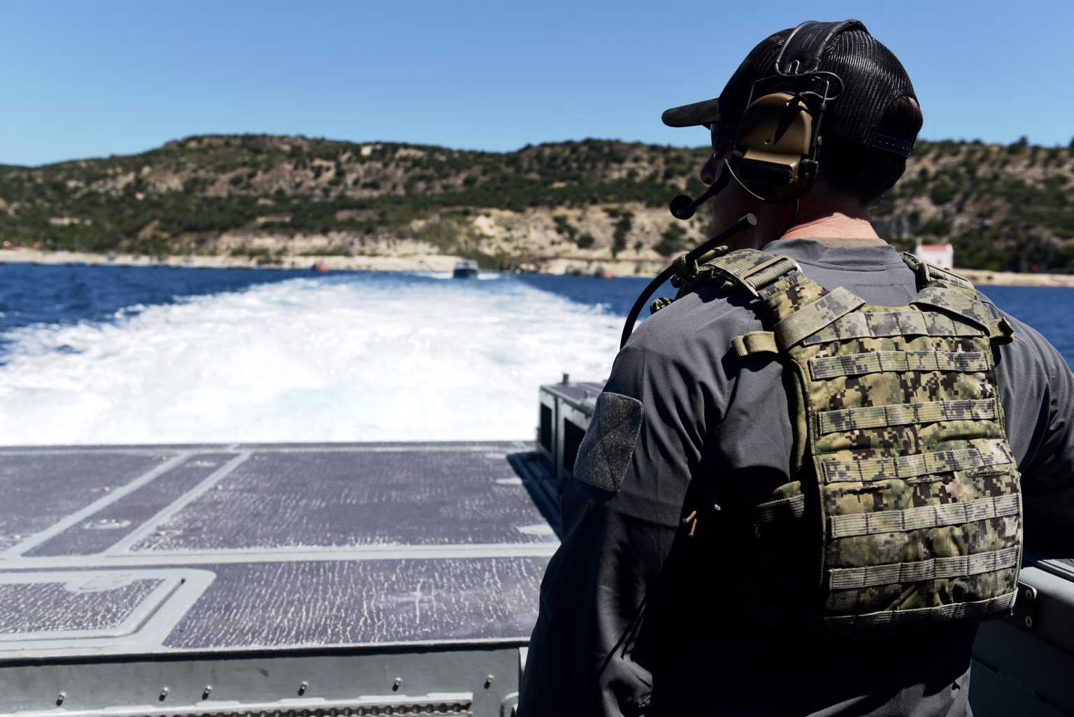 Προσαγωγή ατόμου για κατασκοπεία – Φωτογράφιζε πλοία στη βάση της Σούδας