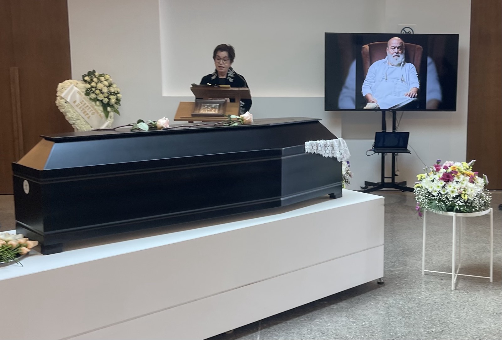 Στο Αποτεφρωτήριο Ριτσώνας το «ύστατο χαίρε» στον Χρήστο Βαλαβανίδη [εικόνες]