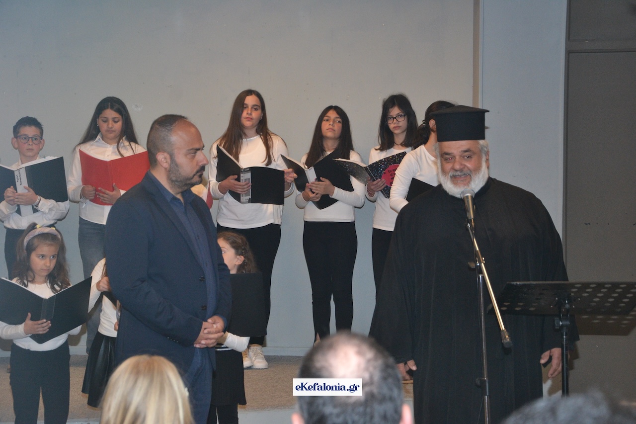 Στο Θέατρο «Κέφαλος» ζωντάνεψε το 1821 μέσα από τη μουσική και τις φωνές των παιδιών [εικόνες +βίντεο]