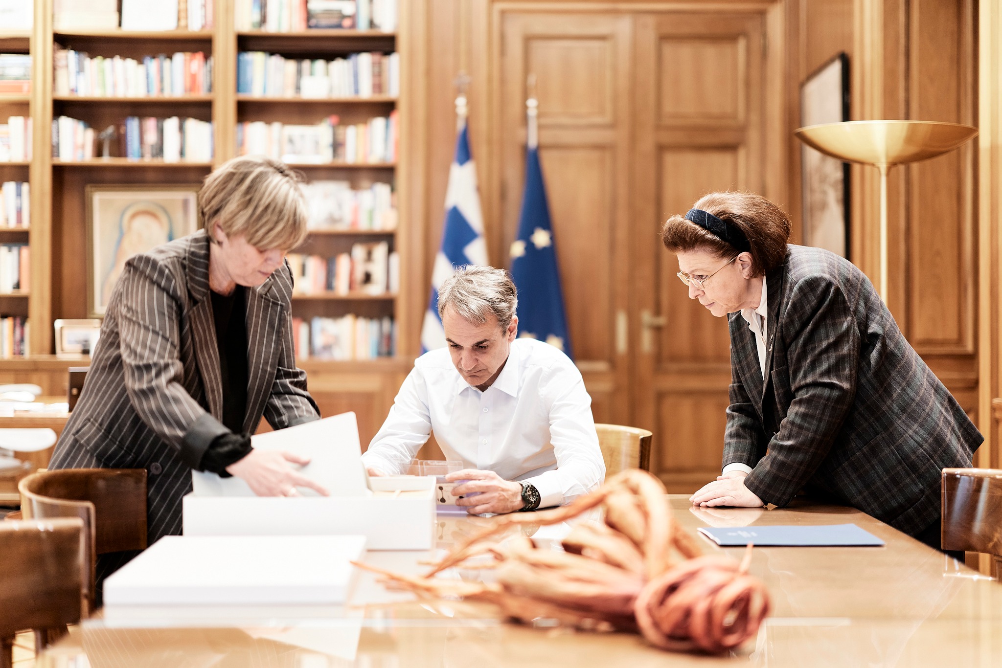 Συγκίνηση Μητσοτάκη για τις φωτογραφίες των 200 της Καισαριανής: «Μνήμη και υπερηφάνεια για την Ελλάδα»