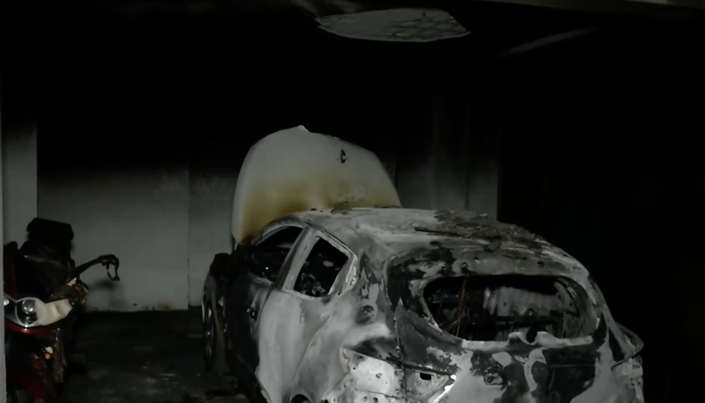 Θεσσαλονίκη: Φωτιά σε πυλωτή πολυκατοικίας – Κάηκε ολοσχερώς Ι.Χ.