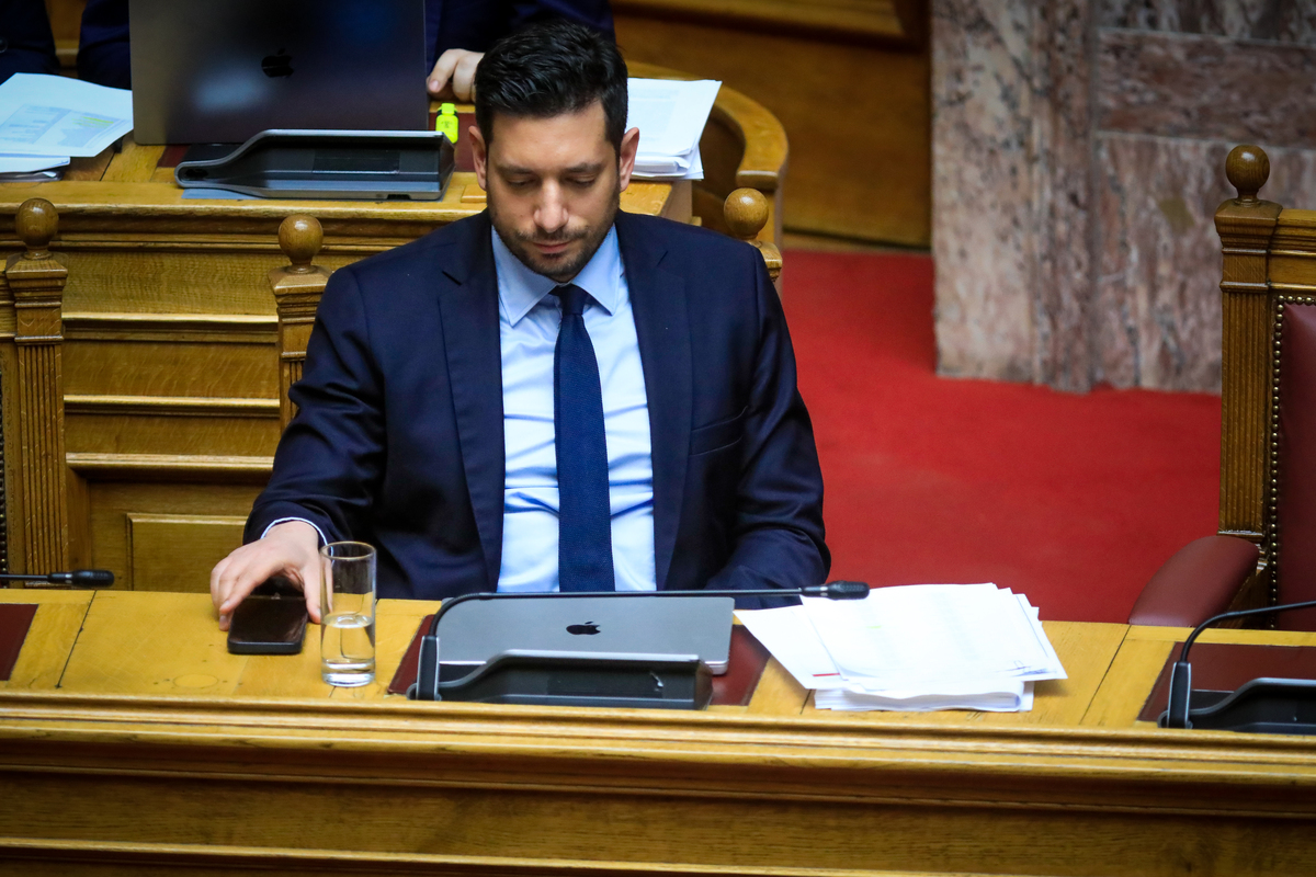 Βουλή: Υπερψηφίστηκε το νομοσχέδιο για τις Μεταφορές – «Πέρασαν» και οι διατάξεις για τα ταξί