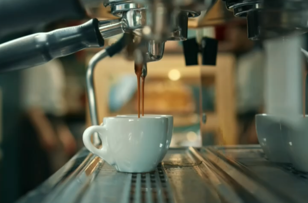 Ζάχαρο: Τι συμβαίνει αν πιείτε ένα ποτήρι νερό πριν από τον πρωινό καφέ;