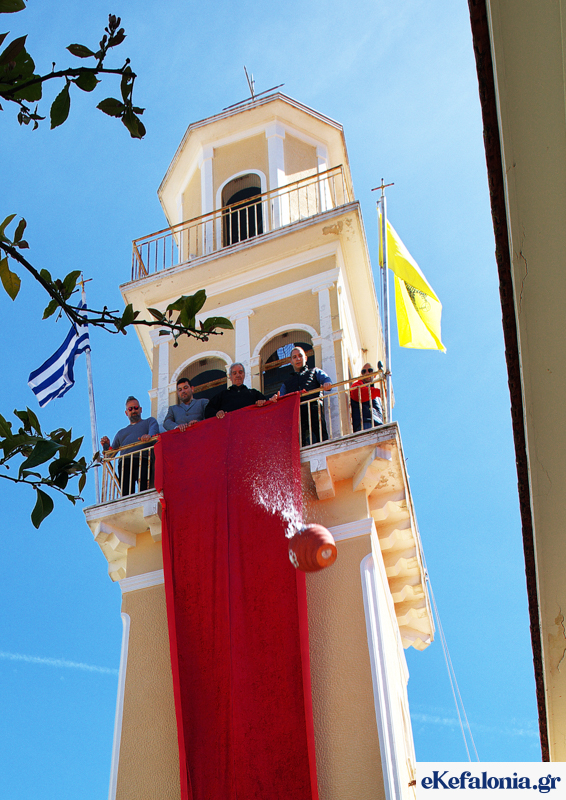 Αλαλούμ στην πρώτη Ανάσταση στο Αργοστόλι – Δύο εκδηλώσεις, διχασμένο κοινό [εικόνες +βίντεο]