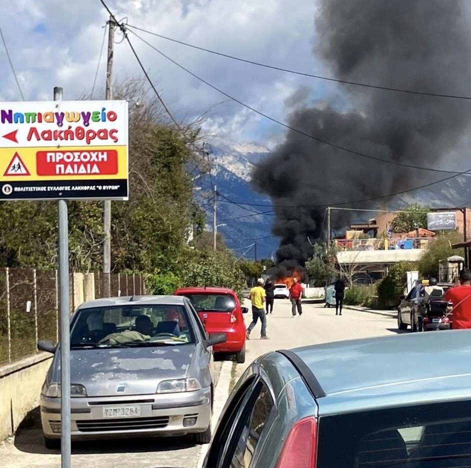 Άμεση επέμβαση εθελοντών σε φωτιά οχήματος στη Λακήθρα