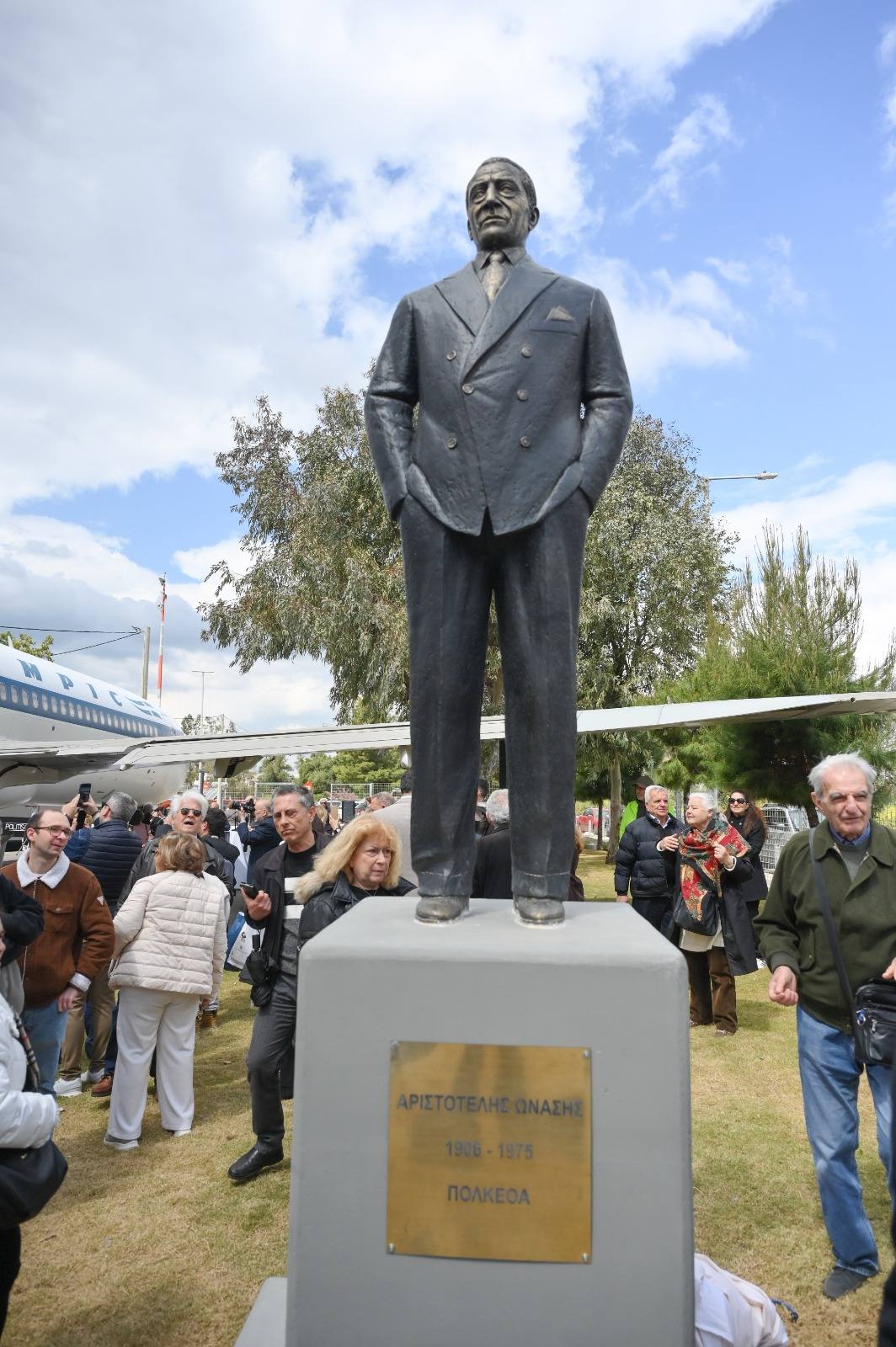 Αποκαλυπτήρια ανδριάντα Αριστοτέλη Ωνάση στην Πλατεία Ολυμπιακής