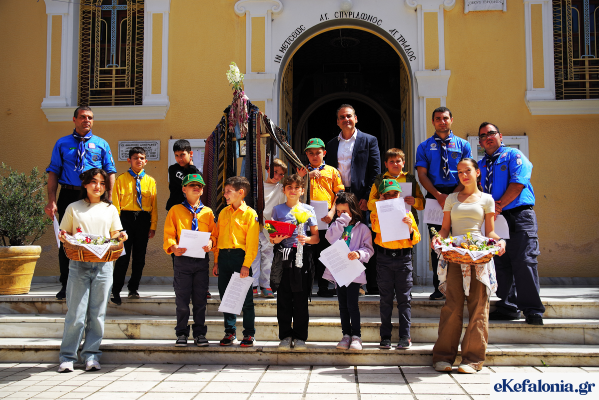 Αργοστόλι: Αναβίωσαν τα Κάλαντα του Λαζάρου στο Λιθόστρωτο και την πλατεία Καμπάνας [εικόνες]