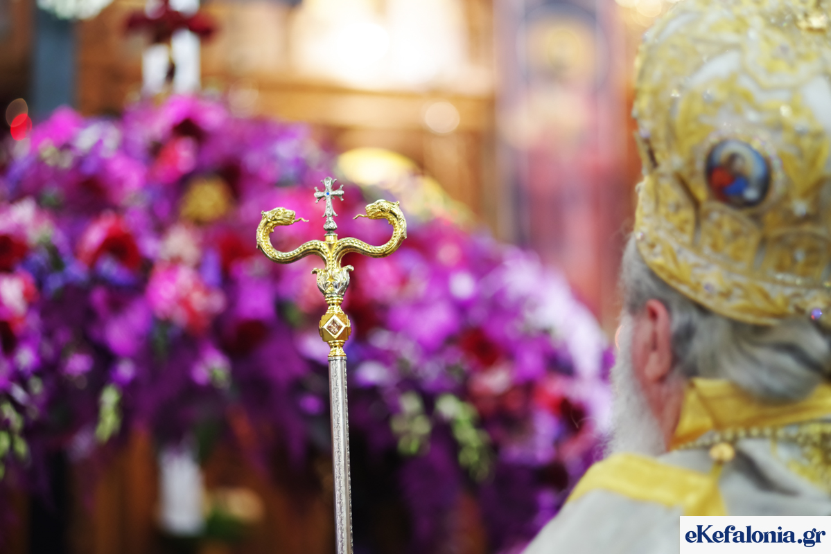 Αργοστόλι: Ενώθηκαν και φέτος οι πέντε επιτάφιοι στην κατάμεστη πλατεία Βαλλιάνου [εικόνες +βίντεο]