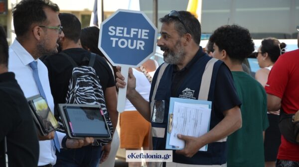 Αργοστόλι: Έντονη διαμαρτυρία των ταξί για «άγρα πελατών» στο λιμάνι