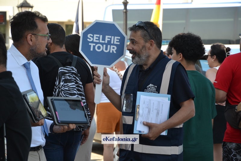 Αργοστόλι: Έντονη διαμαρτυρία των ταξί για «άγρα πελατών» στο λιμάνι