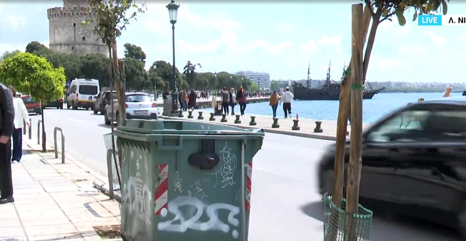 Άστεγος κοιμόταν σε κάδο σκουπιδιών: Τον εντόπισαν εργαζόμενοι της υπηρεσίας καθαριότητας