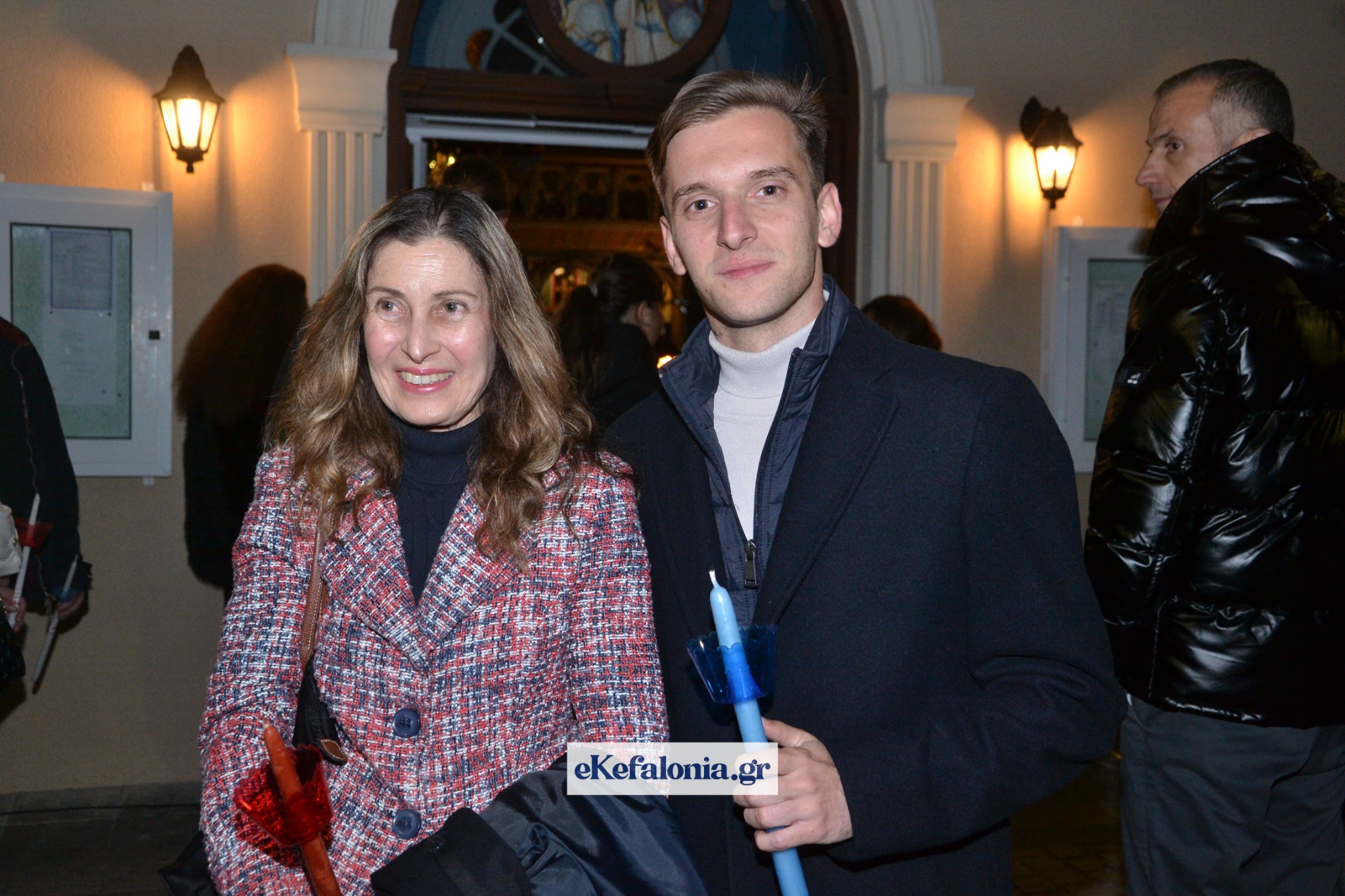 «Χριστός Ανέστη» –Με εντυπωσιακά πυροτεχνήματα η Ανάσταση στην κεντρική πλατεία στο Αργοστόλι [εικόνες +βίντεο]