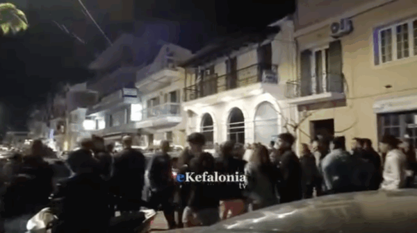 «Δολοφόνοι» φώναζε το πλήθος στους 3 προφυλακισθέντες – Τους έβγαλαν από την πίσω πόρτα -Βίντεο ντοκουμέντο