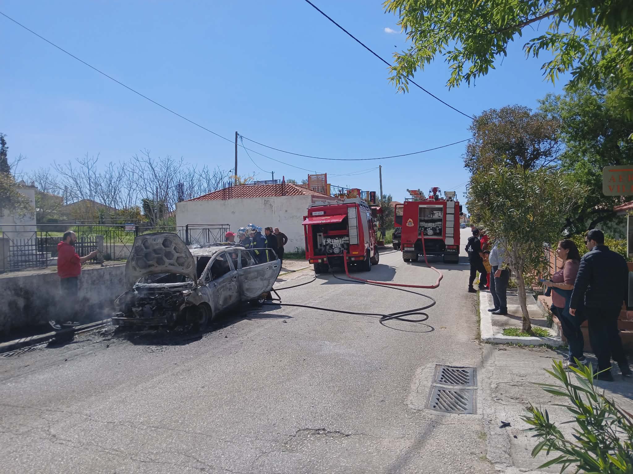 Επιχείρηση κατάσβεσης στη Λακήθρα – Στο πλευρό της Πυροσβεστικής οι εθελοντές [εικόνες]