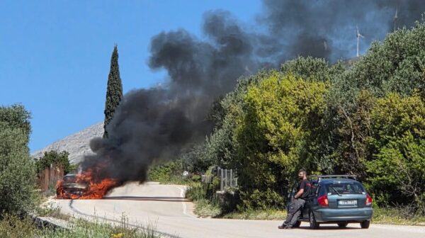 Φωτιά σε εν κινήσει αυτοκίνητο στον δρόμο Αργοστολίου – Σάμης