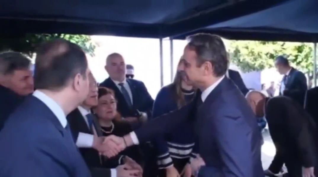 Κάλπες, Φόρουμ και… Αετοί: Το πολιτικό σκηνικό σε τροχιά ανατροπών και η μπλε γραβάτα του Φαραντούρη