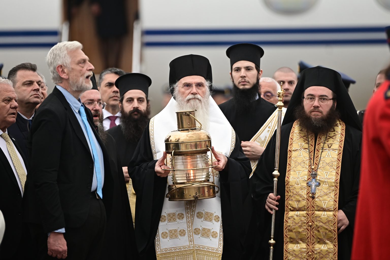 Με λαμπρότητα πραγματοποιήθηκε η άφιξη του Αγίου Φωτός στο αεροδρόμιο Ελευθέριος Βενιζέλος