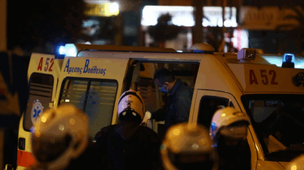 Νεκρή γυναίκα σε ακάλυπτο πολυκατοικίας στο κέντρο της Αθήνας – «Ξύπνησα από κραυγές», λέει ο μάρτυρας που κάλεσε το ΕΚΑΒ