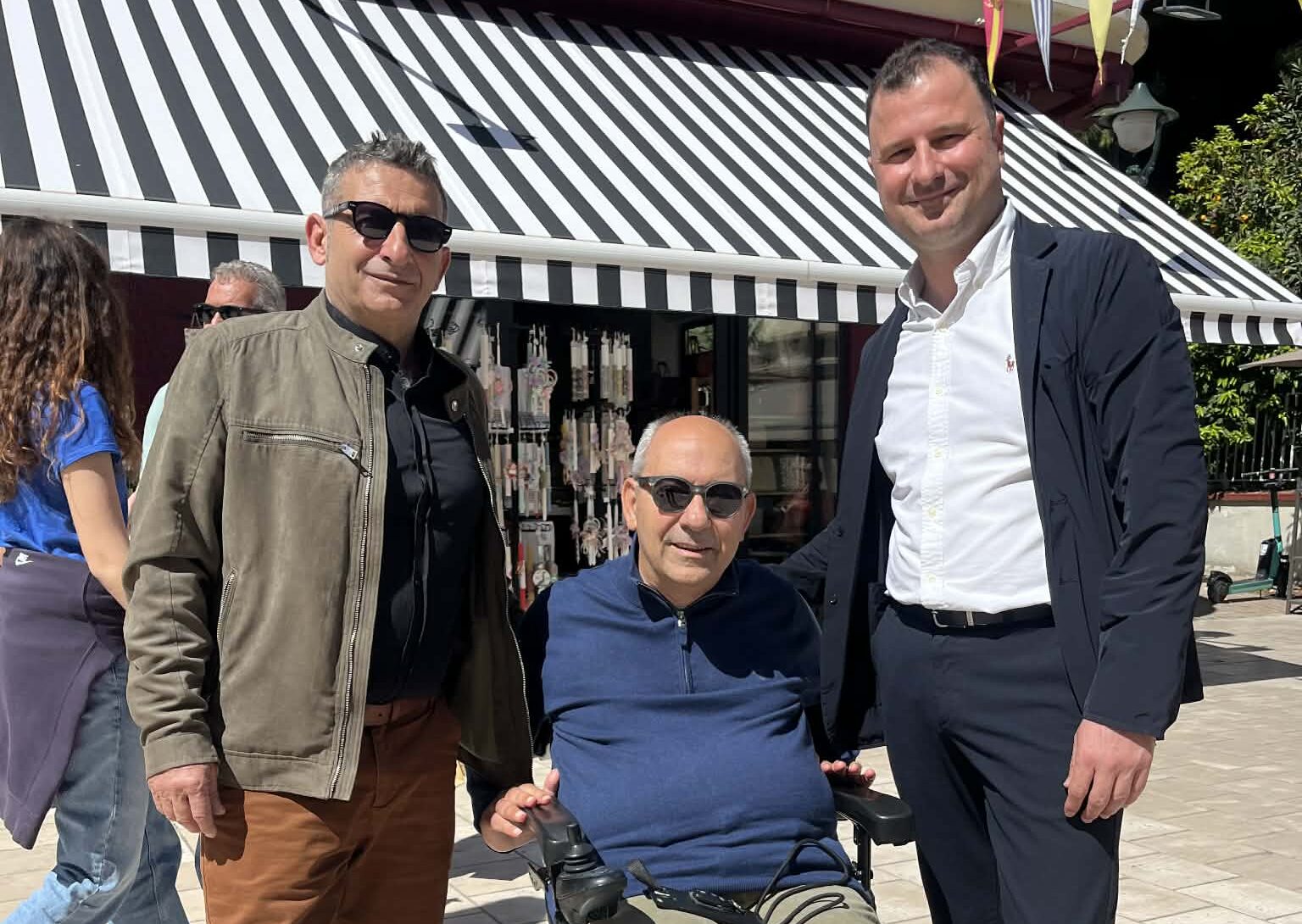 Ο Τάσος Καλογηράτος δίπλα στους επαγγελματίες του Αργοστολίου – Περιοδεία στην τοπική αγορά