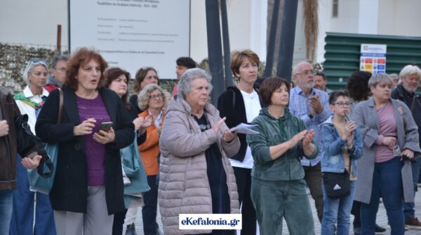 Οργή και θλίψη στο Αργοστόλι – Μαζική διαμαρτυρία για τη χαμένη 19χρονη [εικόνες +βίντεο]