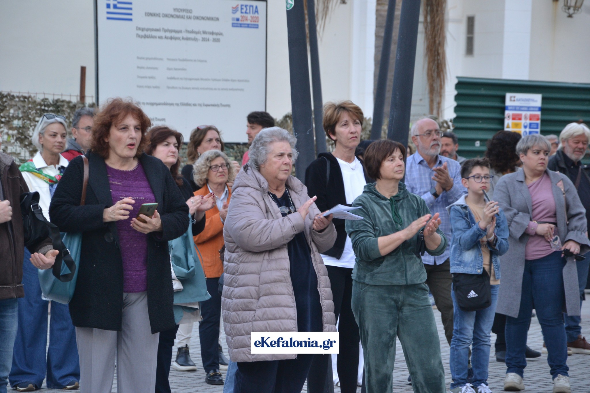 Οργή και θλίψη στο Αργοστόλι – Μαζική διαμαρτυρία για τη χαμένη 19χρονη [εικόνες +βίντεο]