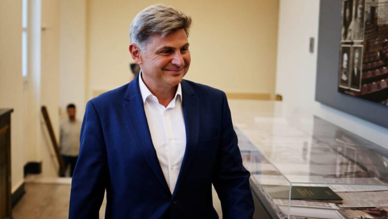 ΠΑΣΟΚ: Αναμένεται η επίσημη ανακοίνωση για την ένταξη του Νικόλα Φαραντούρη