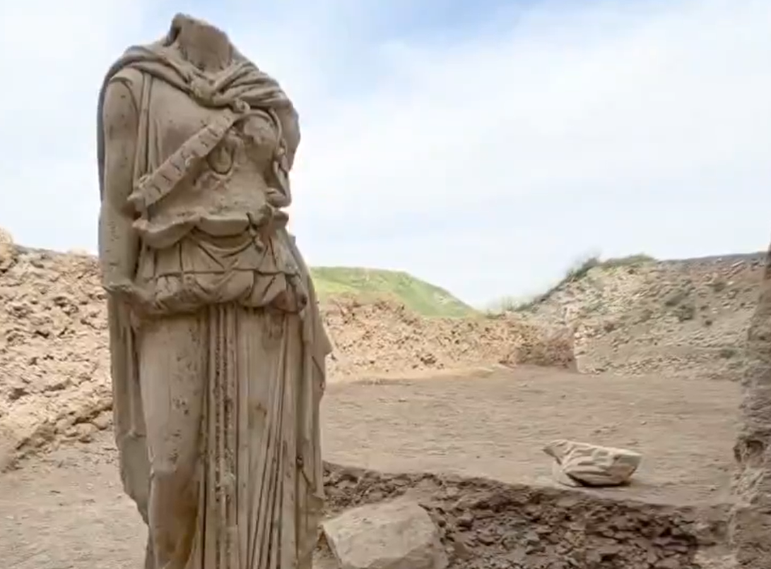 Σπουδαία αρχαιολογική ανακάλυψη στην Τουρκία: Εντυπωσιακό άγαλμα 2 μέτρων της Αθηνάς αποκαλύφθηκε στη Λαοδικεία
