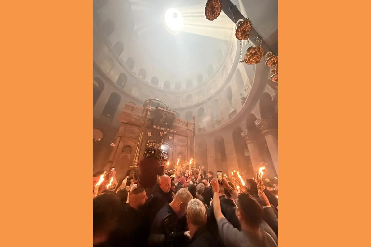 Συγκίνηση στα Ιεροσόλυμα: Ολοκληρώθηκε η τελετή Αφής του Αγίου Φωτός – Τι ώρα θα φτάσει στην Ελλάδα