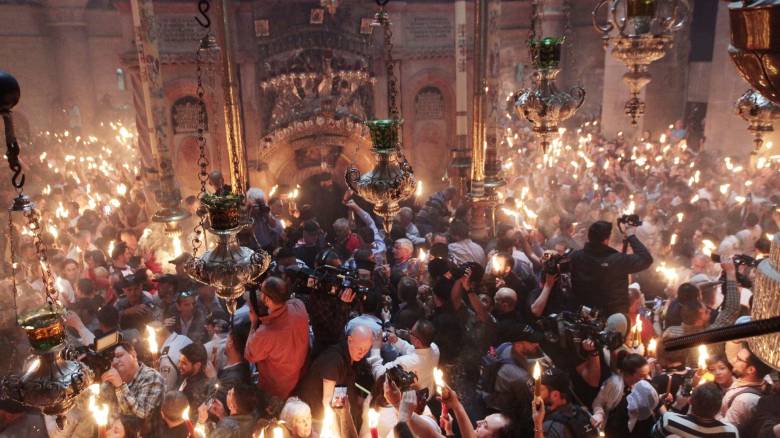 Τι ώρα φτάνει το Άγιο Φως στην Ελλάδα - Το σχέδιο μεταφοράς από αέρος και από ξηράς