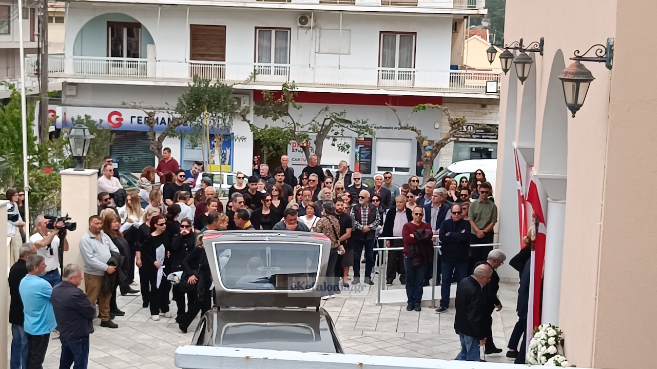 Βαρύ κλίμα στην Κεφαλονιά: Στην τελευταία της κατοικία η 19χρονη Μυρτώ [εικόνες +βίντεο]