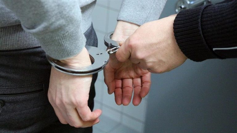 Χειροπέδες για αγοραπωλησία ηρωίνης στο Αργοστόλι – Δύο συλλήψεις από την Ο.Π.Κ.Ε.