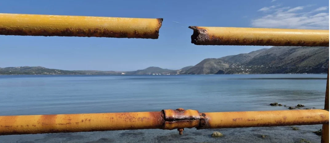 Φανάρι Αργοστολίου: Σάπια κιγκλιδώματα πάνω από την παραλία
