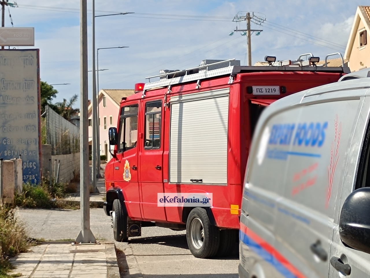 Φωτιά σε βανάκι στον περιφερειακό Αργοστολίου από ηλεκτρική βλάβη [εικόνες +βίντεο]