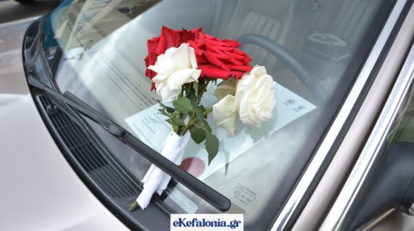 Γιορτή Πρωτομαγιάς με στυλ: Κλασικά οχήματα στολίζονται με λουλούδια