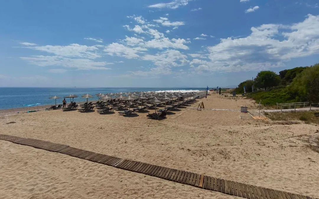 Η κοσμοπολίτικη παραλία της Σκάλας στους “Αταίριαστους” από την Χριστίνα Σούζη [βίντεο]