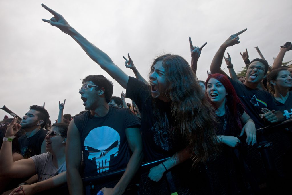 Στη σκηνή του ΟΑΚΑ οι Iron Maiden – Πάνω από 50.000 θαυμαστές απολαμβάνουν τη συναυλία του θρυλικού συγκροτήματος