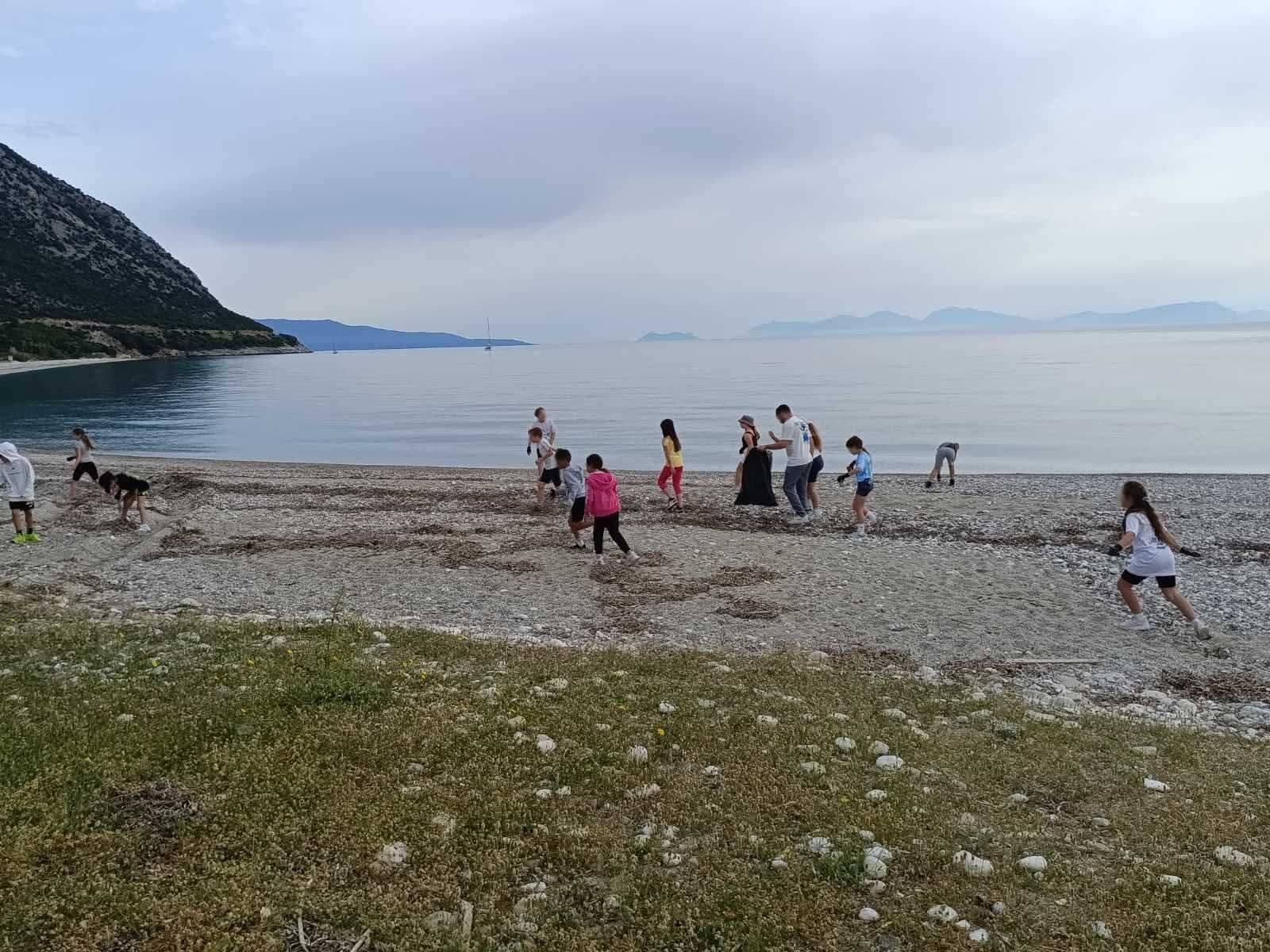 Το δημοτικό σχολείο Πόρου καθάρισε εθελοντικά την παραλία Αράγια! [εικόνες]