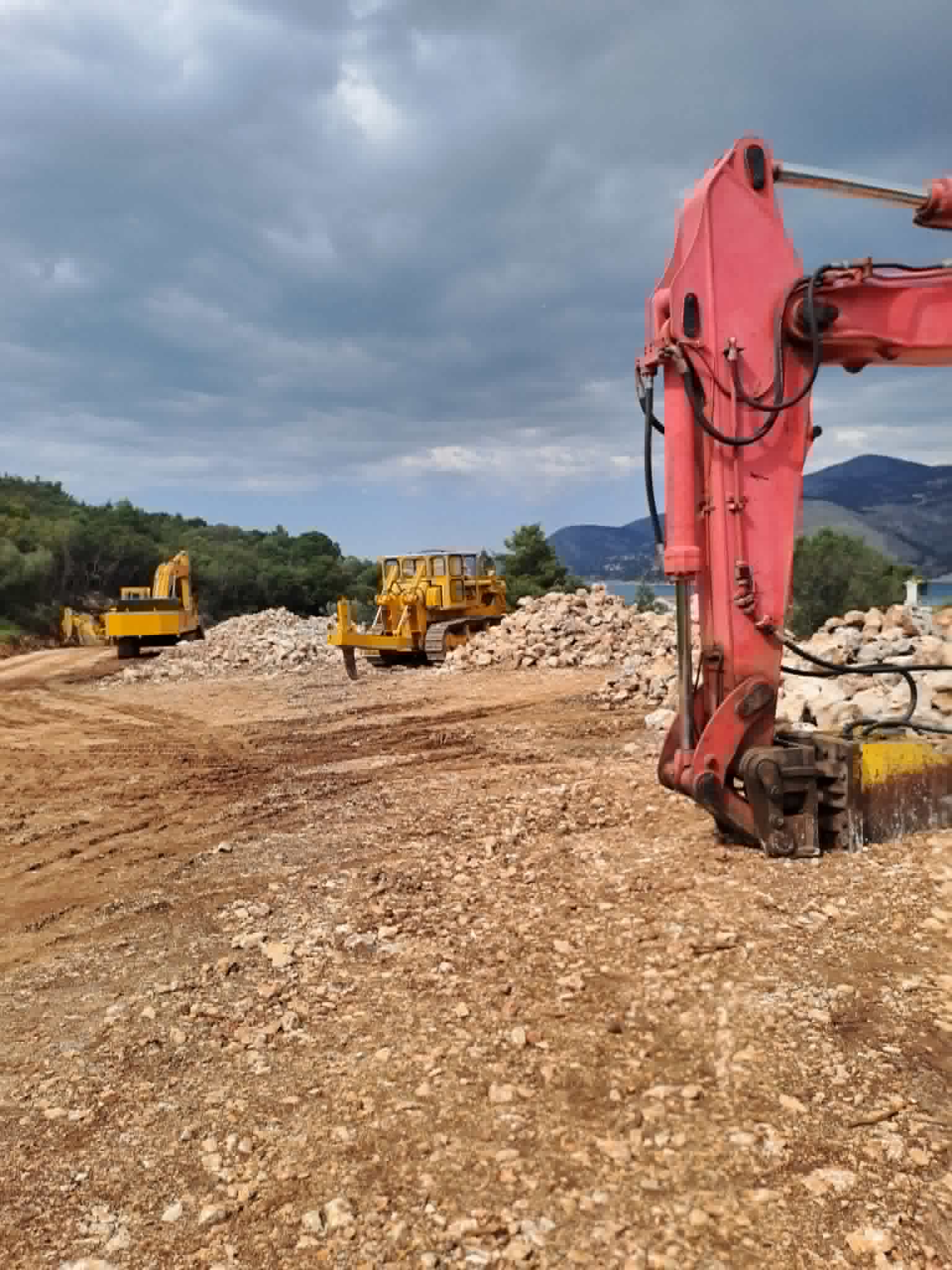 Άνοιξαν δρόμο στο δάσος και πούλησαν την πέτρα: Καταγγελία Κοσμάτου για νέα περιβαλλοντική πληγή