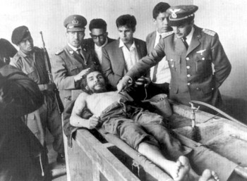 Αξιωματικοί τους βολιβιανού στρατού επιδεικνύουν τη σορό του Τσε