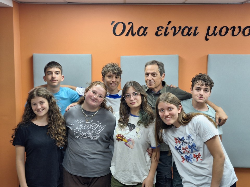 Η Θεατρική Ομάδα Νέων του Δήμου Αργοστολίου στον Ionian Galaxy για τα «Μαγικά Μαξιλάρια»
