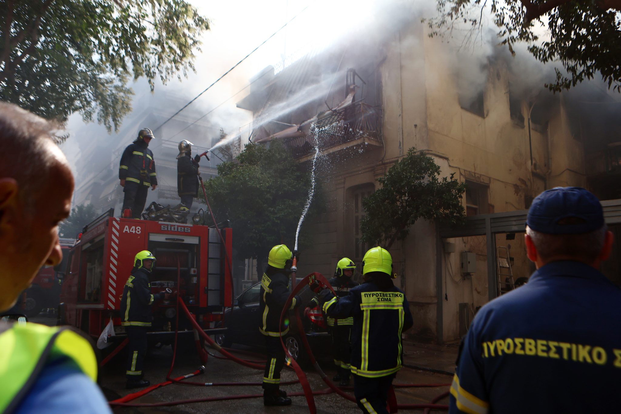 Καλλιθέα: Πυρκαγιά σε διώροφο κτίριο – Δύο τραυματίες στο νοσοκομείο