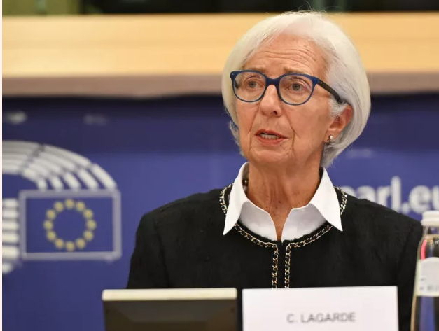 ΛΑΓΚΑΡΝΤ προς ΑΥΤΙΑ: Ψηφιακό ευρώ αλλά και μετρητά