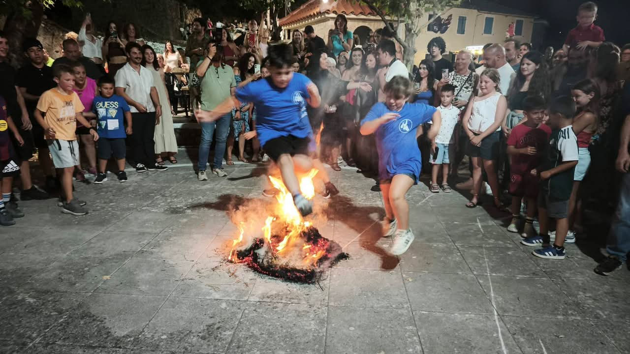 Με μοναδική επιτυχία γιόρτασαν τον Άη Γιάννη τον Λαμπαδάρη στα Τζαννάτα [βίντεο]