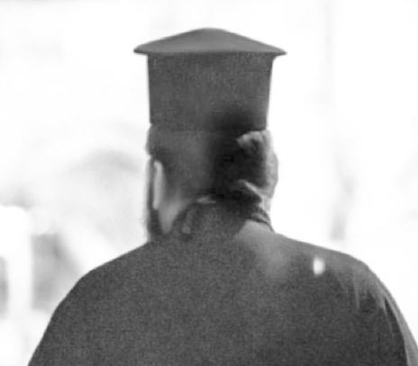 Μητροπολίτης έδειχνε τα γεννητικά του όργανα σε περαστικούς!