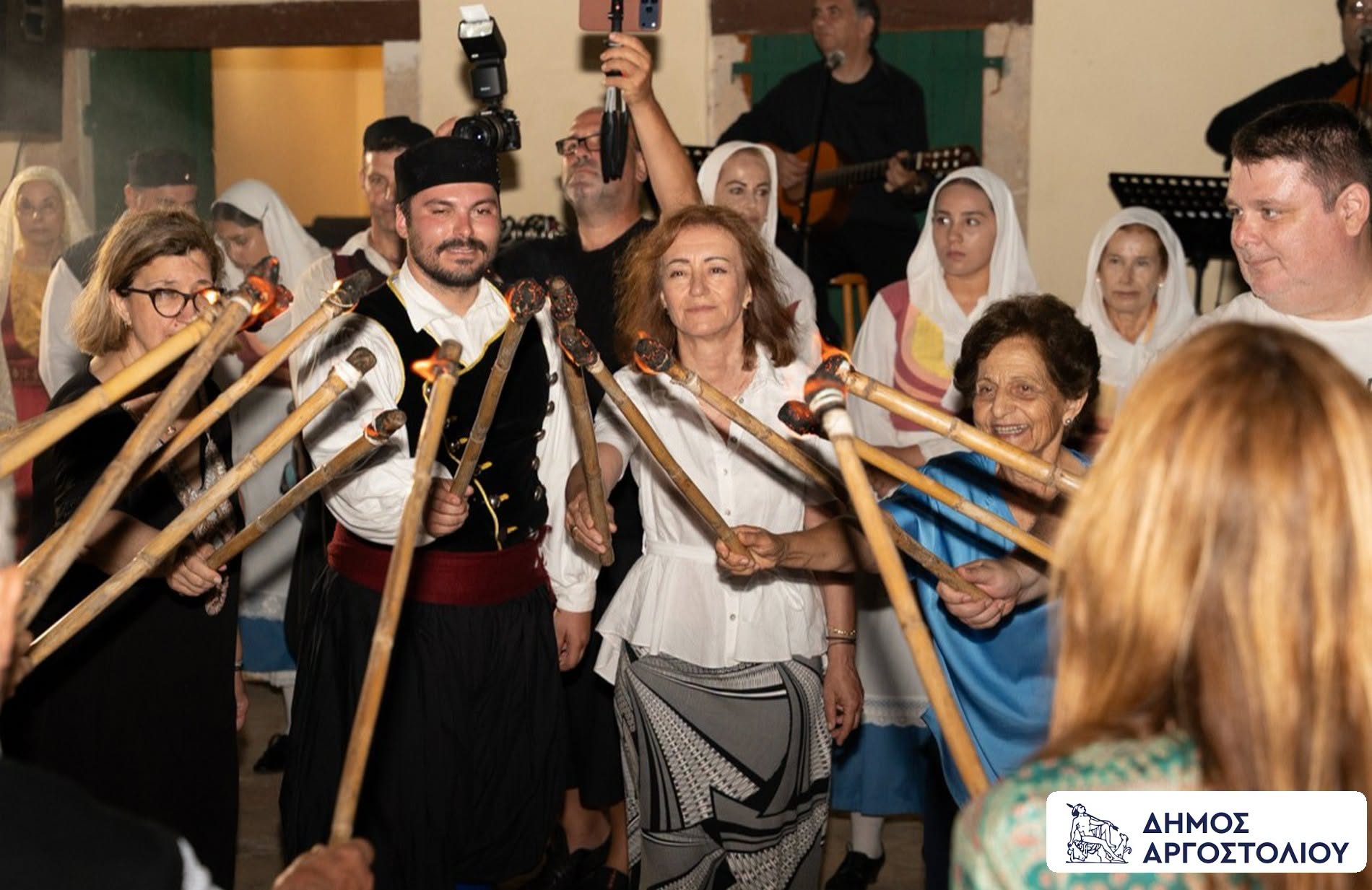 Ο Άη Γιάννης ο Λαμπαδάρης «ζωντάνεψε» στον Θαλασσόμυλο από το Λύκειο των Ελληνίδων Αργοστολίου