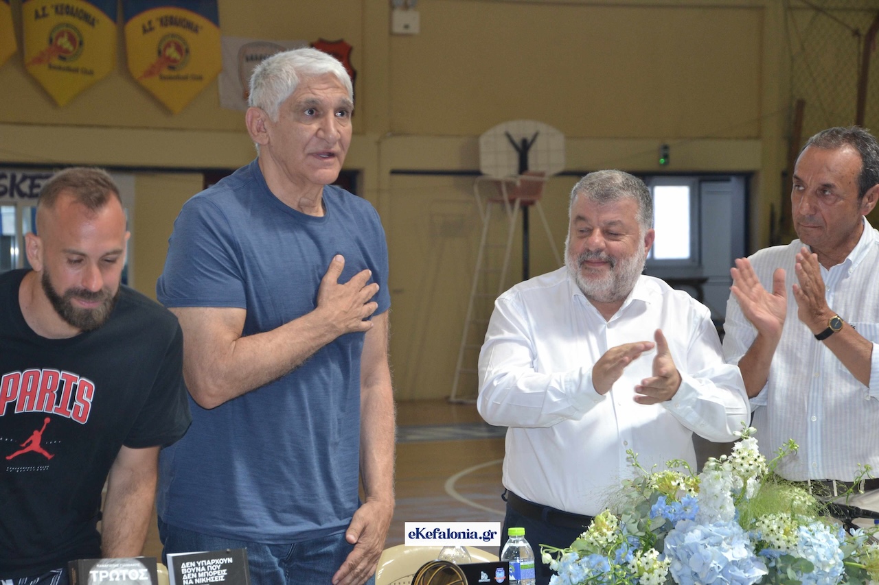 Ο Παναγιώτης Γιαννάκης «μάγεψε» το Αργοστόλι – Επίτιμος Δημότης ο «Δράκος» του ελληνικού μπάσκετ [εικόνες +βίντεο]