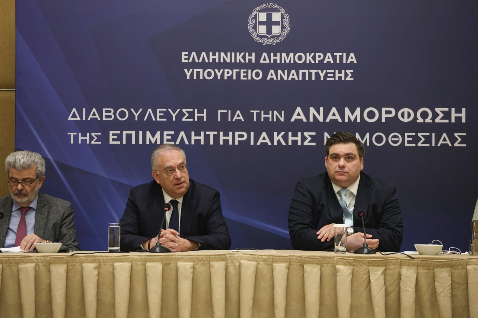 Ο Θεοδωρικάκος ανάμεσα σε δύο Κεφαλονίτες  Τι συνέβη